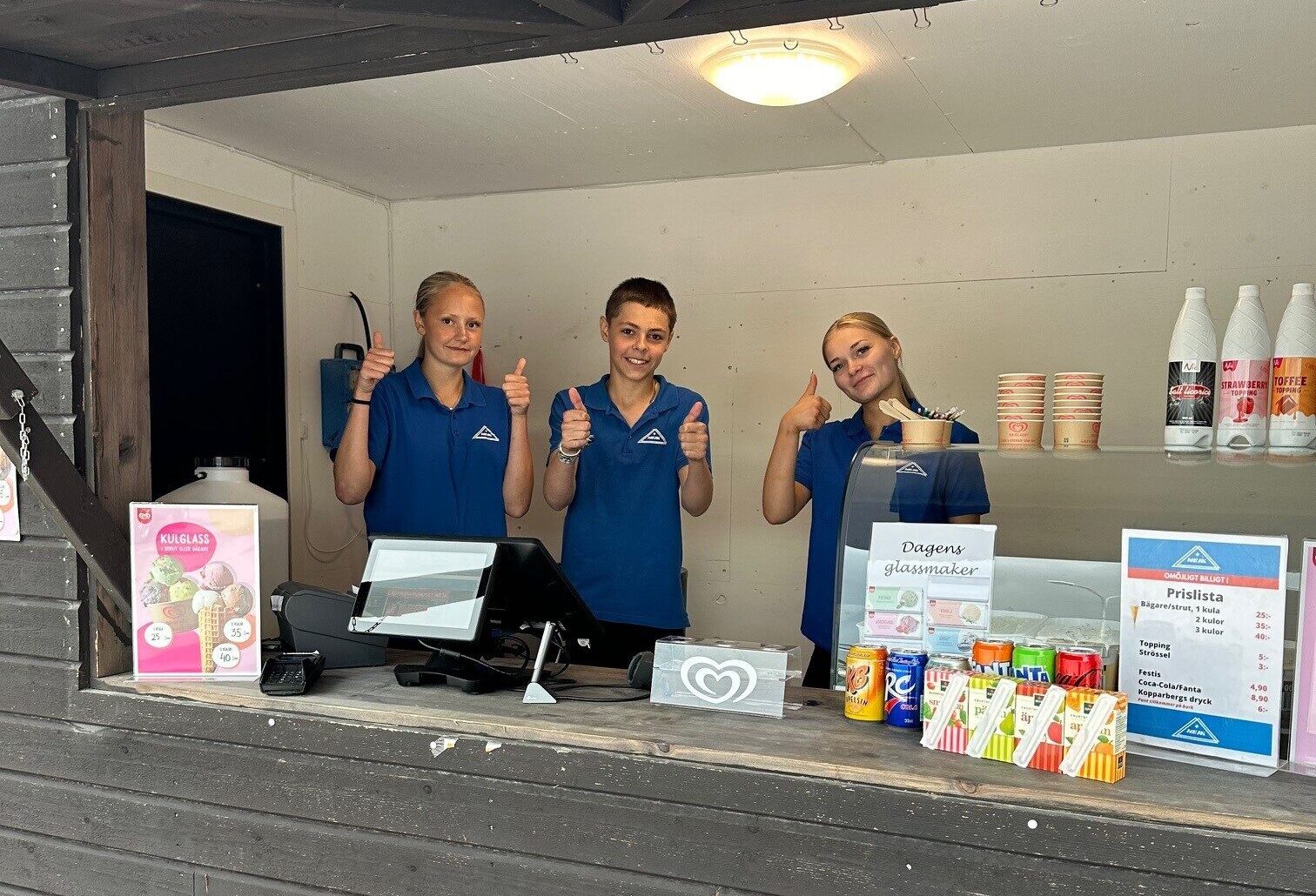 Träffa våra sommarjobbare Kajsa, Alfred och Norah ute i glasskiosken.